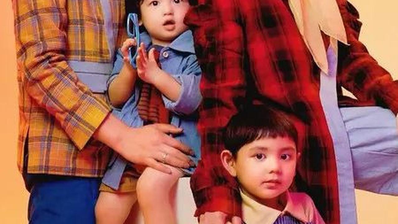 Shaquille memilih jumper motif striped yang dipadukan dengan kemeja kuning, sementara Jourell tampil stylish dengan kaus merah, jaket denim, dan celana pendek kuning.<br>