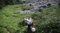 Apong, seorang pemulung di Bantargebang memanfaatkan berbagai sampah elektronik untuk diperbaiki kembali. (Gempur M Surya/Liputan6.com)