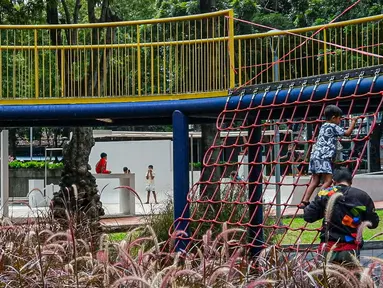 Anak-anak bermain di Taman Puring, Jakarta, Minggu (14/3/2021). Mulai 13 Maret 2021, Dinas Pertamanan dan Hutan Kota Provinsi DKI Jakarta kembali membuka 28 Ruang Terbuka Hijau (RTH) Ibu Kota di masa penerapan Pemberlakuan Pembatasan Kegiatan Masyarakat (PPKM) Mikro. (Liputan6.com/Faizal Fanani)