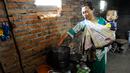 <p>Sekitar 70 kepala keluarga di desa ini memanfaatkan kotoran sapi perah yang dimasukkan ke dalam reaktor sehingga menghasilkan biogas sebagai pengganti liquefied petroleum gas (LPG) untuk kebutuhan rumah tangga. (merdeka.com/Arie Basuki)</p>