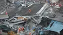 Tim SAR mencari korban yang selamat setelah longsor di kawasan industri di Shenzhen, provinsi Guangdong, China selatan, Minggu (20/12). Menurut media setempat, longsor tersebut merobohkan 22 bangunan dan mengakibatkan 59 orang hilang (CHINA OUT AFP PHOTO)