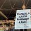 Direktur Utama PSIM, Liana Tasno, saat membawa spanduk bertuliskan 'Mandala Krida Marwah Kami'. Pesan simbolis itu jadi penegasan bahwa manajemen memahami kerinduan suporter untuk melihat Laskar Mataram kembali bermain di kandang sendiri. (Bola.com/Ana Dewi).