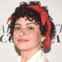 Ikal alami adalah rambut yang paling cocok untuk gaya rambut pendek yang satu ini. Kamu bisa mengenakan aksesori rambut, seperti ikat atau jepit rambut yang akan terlihat manis secara keseluruhan.