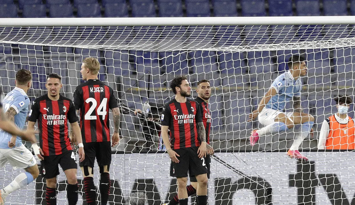 Striker Lazio, Joaquin Correa (kanan) melakukan selebrasi usai mencetak gol pertama timnya ke gawang AC Milan dalam laga lanjutan Liga Italia 2020/2021 pekan ke-33 di Olimpico Stadium, Roma, Senin (26/4/2021). Lazio menang 3-0 atas AC Milan. (AP/Gregorio Borgia)