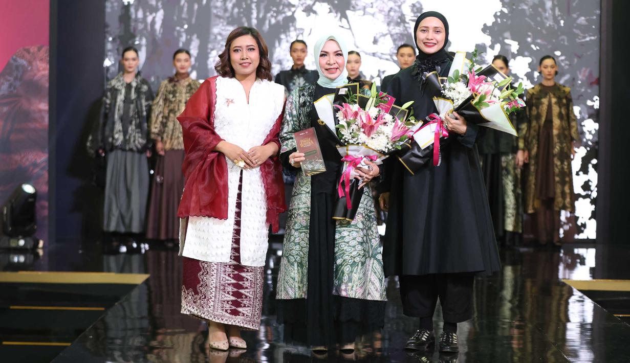 Tahun ini, Parade Wastra Nusantara tidak hanya menampilkan pagelaran busana dari berbagai daerah, tapi juga menghadirkan kompetisi tahunan Tata Wastra, Cerita Wastra, serta acara musik "Harmoni Wastra." (KapanLagi.com/Budy Santoso)