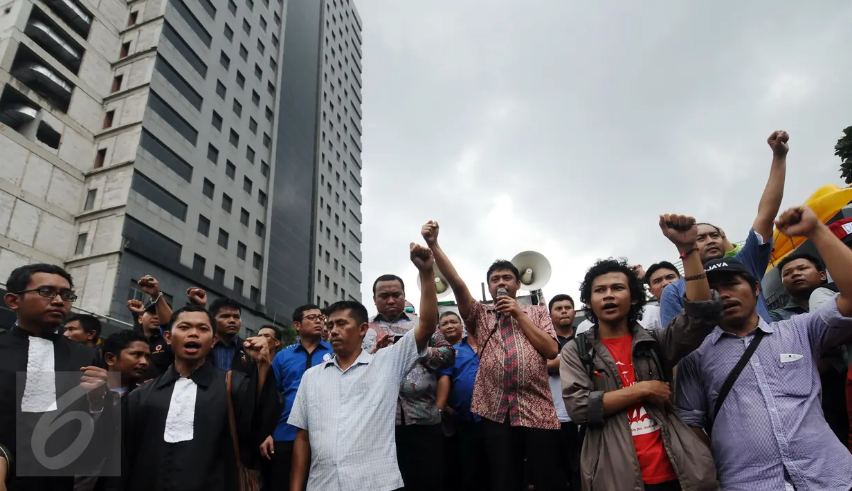 Presiden FSPMI/KSPI, Said Iqbal (tengah) memberikan orasi saat aksi di lapangan DitSabhara Polda Metro Jaya, Jakarta, Rabu (17/2/2016). Dalam aksinya, mereka meminta pencabutan status tersangka 26 orang buruh aktivis. (Liputan6.com/Helmi Fithriansyah)