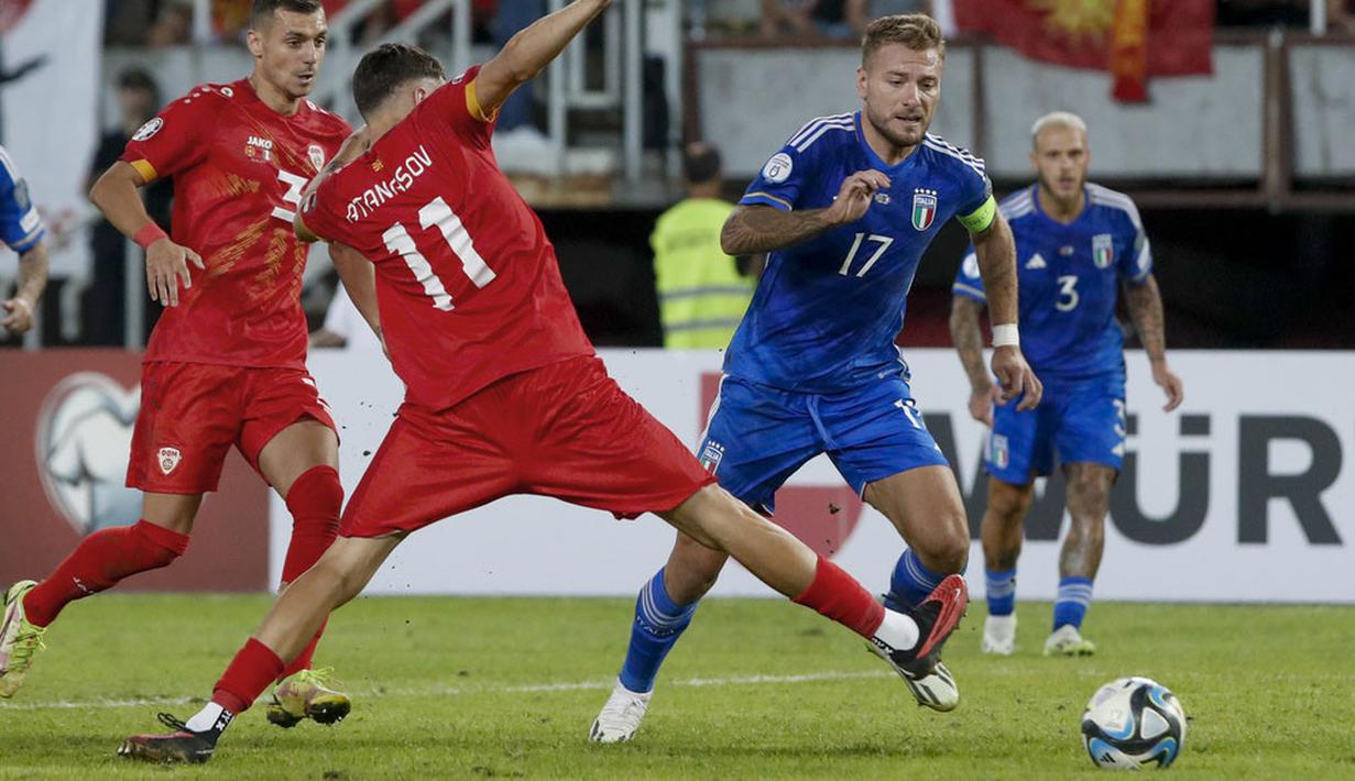 Pemain Italia, Ciro Immobile, berusaha melewati pemain Makedonia Utara pada laga Grup C Kualifikasi Euro 2024 di Tose Proeski Arena, Makedonia Utara, Minggu (10/9/2023). (AP Photo/Boris Grdanoski)