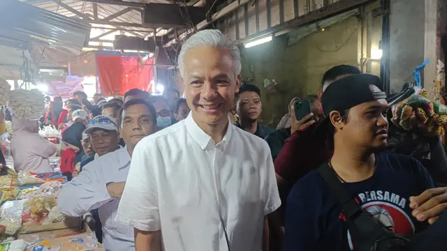 Bakal calon presiden yang diusung PDIP, Ganjar Pranowo blusukan di sebuah pasar Anyar Bahari, Jakarta Utara, Sabtu, (24/6/2023).