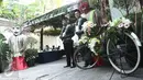 Petugas KPPS berbusana khas betawi menunggu warga yang akan menggunakan hak pilihnya pada pilkada DKI 2017 di TPS 03, Kelurahan Pulo, Jakarta Selatan, Rabu (19/4). Di TPS ini Wapres JusUf Kalla akan menyalurkan hak pilihnya. (Liputan6.com/Herman Zakharia)