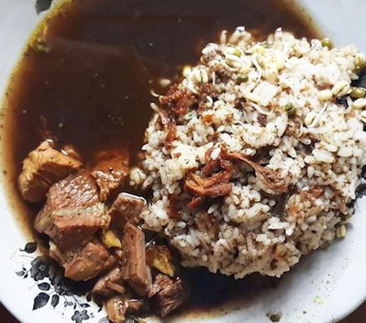 2. Warung Sedap Malam - Rawon Kalkulator
Jl. Raya Darmo (Sentra PKL - Tamam Bungkul), Wonokromo, Surabaya