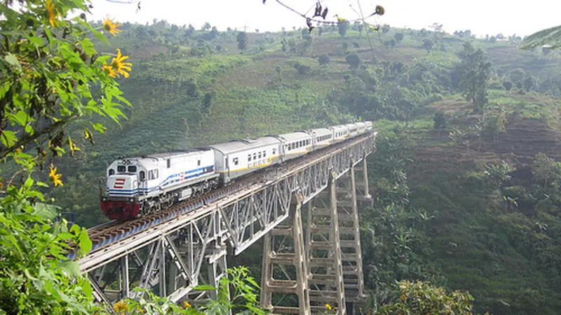 [Bintang] Menyaksikan Sendiri Keindahan 5 Jalur Kereta Api di Pulau Jawa