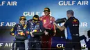 Pembalap Red Bull Racing, Max Verstappen (kedua kiri) merayakan kemenangan bersama timnya saat memenangkan Formula 1 GP Bahrain 2024 yang berlangsung di Sirkuit Sakhir, Bahrain, Sabtu (03/03/2024) malam WIB. (AP Photo/Darko Bandic)