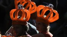 Suporter dengan atribut orange berbentuk mahkota merayakan keberhasilan timnas putri Belanda meraih trofi Piala Eropa Wanita 2017 di Sungai Utrecht, (7/8/2017). (AFP/John Thys)