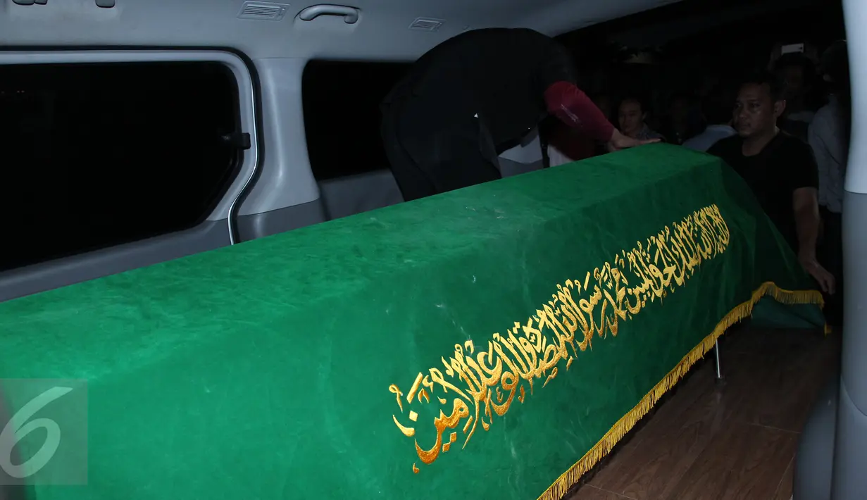 Keranda berisi jenazah musisi senior Deddy Dores dimasukkan ke dalam ambulans di rumah duka di kawasan Bintaro, Tangerang, Selasa (17/5). Pencipta lagu yang melejitkan nama Nike Ardila itu akan dimakamkan di Sumedang, Jabar. (Liputan6.com/Andi Jatmiko)