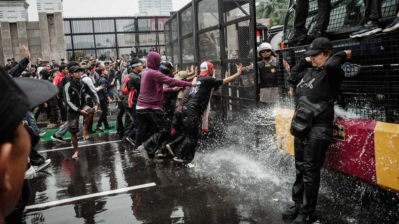 FOTO: Aksi  Demo DPR 25 Agustus, Massa Bentrok dengan Aparat