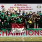 Timnas Indonesia U-16 dalam sesi penerimaan penghargaan setelah memastikan jadi juara di turnamen Tien Phong Plastic Cup 2017, Minggu (18/6/2017), di Da Nang, Vietnam. (Bola.com/Dok. PSSI)