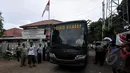 Sebuah bus dari Polres Cilacap keluar dari Nusakambangan, Cilacap, Jawa Tengah, (4/3/2015). Jelang eksekusi mati terpidana narkoba, keamanan di Nusakambangan diperketat.(Liputan6.com/Johan Tallo)