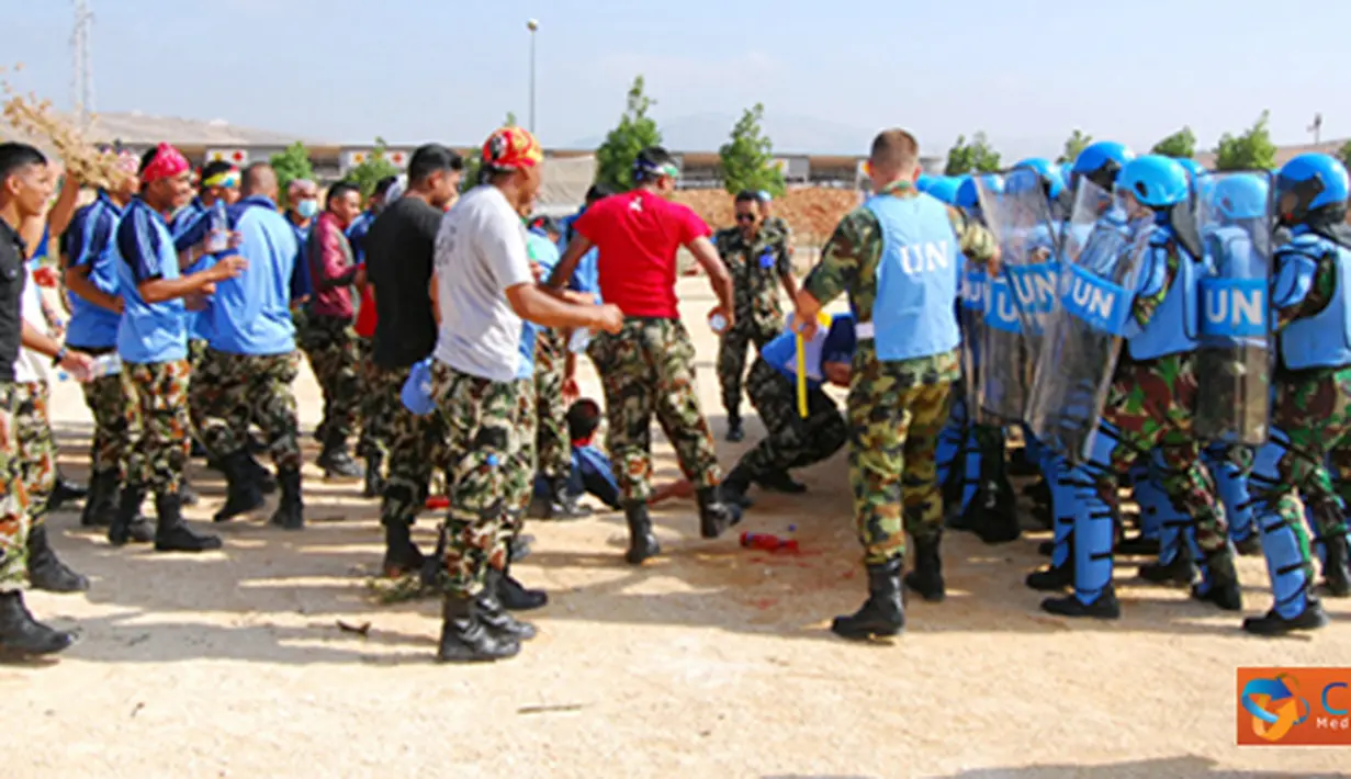 Citizen6, Lebanon: Dalam melaksanakan latihan tersebut, Satgas POM TNI melibatkan Nepbatt (Nepal Battalion) yang bertindak sebagai pengunjuk rasa. (Pengirim: Badarudin Bakri).