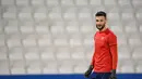 Kiper Prancis #01 Hugo Lloris mengambil bagian dalam sesi latihan jelang melawan Inggris pada Perempatfinal Piala Dunia 2022, di Stadion Al Sadd SC di Doha, Jumat (9/12/2022). Laga antara Timnas Inggris vs Prancis  diprediksi akan berjalan sengit karena akan mempertaruhkan reputasi nama besar kedua negara Eropa tersebut. (FRANCK FIFE / AFP)