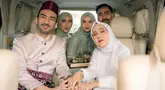 Melalui unggahan baru-baru ini, Reza Zakarya memamerkan potretnya bersama keluarga. Kedekatannya dengan ibu dan saudara-saudaranya pun mencuri perhatian. Mereka terlihat sedang berada di dalam mobil. Semua menghadap kamera dengan menunjukkan ekspresi bahagia. (Liputan6.com/IG/@reza_zakarya_daa)