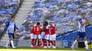 Pemain Arsenal merayakan gol yang dicetak oleh Nicolas Pepe ke gawang Brighton & Hove Albion pada laga Premier League di Stadion Falmer, Sabtu (20/6/2020). Arsenal kalah 1-2. (AP/Gareth Fuller)