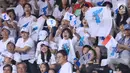 Pendukung tim Korea bersorak saat menyaksikan laga basket putri Indonesia melawan Korea pada babak penyisihan Grup X Basket Putri Asian Games 2018 di Jakarta, Rabu (15/8). Indonesia kalah 40-108. (Liputan6.com/Helmi Fithriansyah)