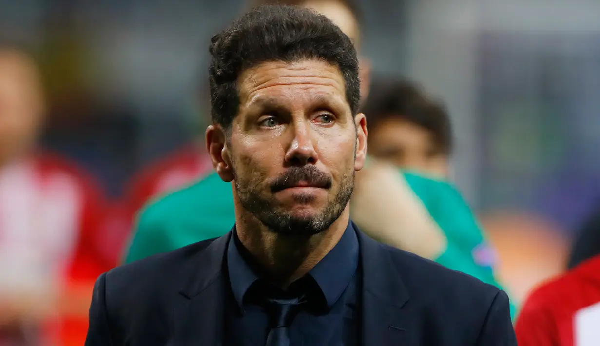 Diego Simeone, pelatih Atletico Madrid, tampaknya kecewa usai gagal di Final Liga Champions 2015/2016 di Stadion San Siro, Milan, Minggu (29/5). Atletico kalah 5-3 lewat adu pinalti dengan Real Madrid. (Reuters / Stefan Wermuth)