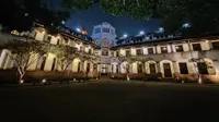 Pada malam hari, Lawang Sewu dihiasi dengan sorotan cahaya lampu yang menambah kecantikan gedung bersejarah tersebut.