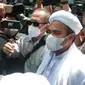 Pimpinan Front Pembela Islam (FPI) Rizieq Shihab tiba di Polda Metro Jaya, Sabtu (12/12/2020). Kedatangannya untuk memenuhi panggilan penyidik atas kasus dugaan pelanggaran protokol kesehatan.