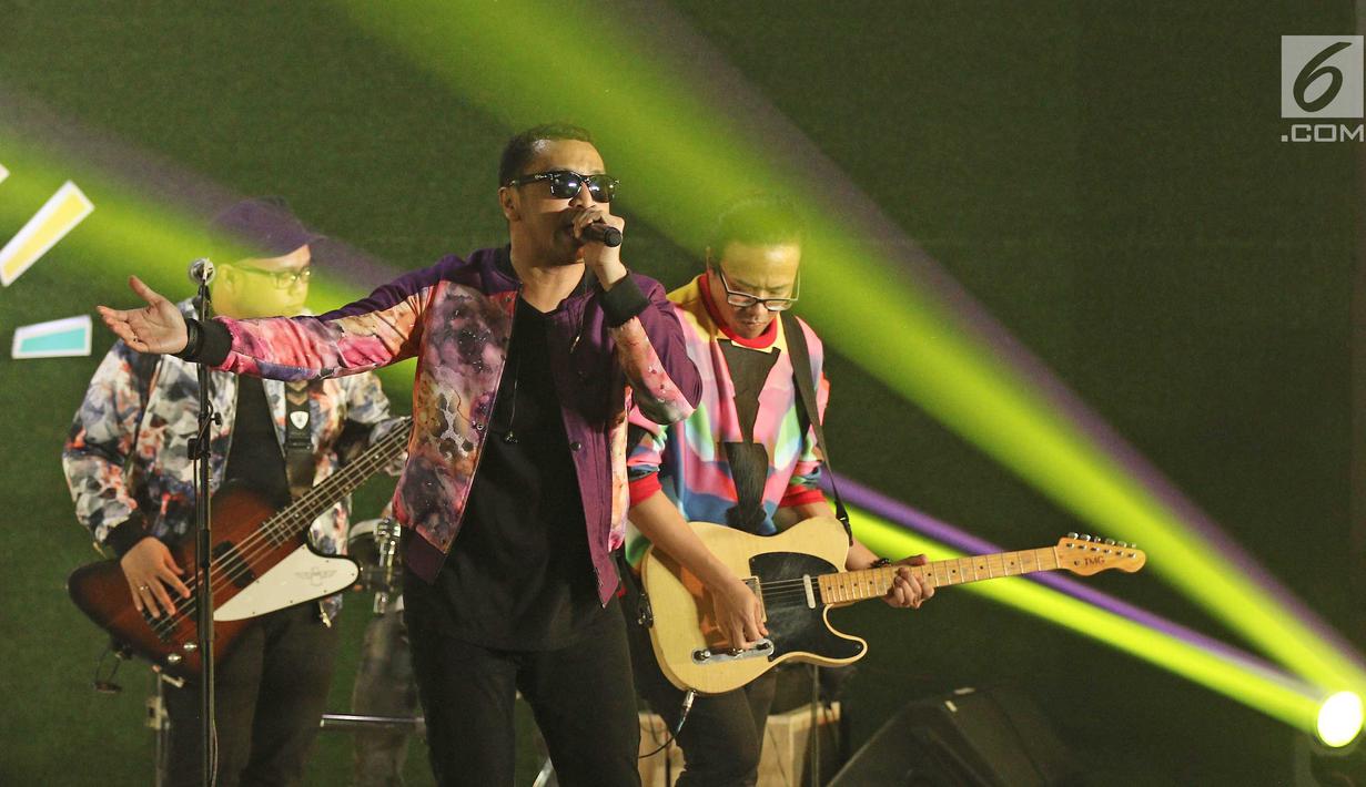 Aksi vokalis Grup band Nidji, Giring pada acara BRIZZI Vidio Fair 2017 di The Space Senayan City, Jakarta Pusat, Sabtu (9/12). Rencananya, Giring Ganesha akan vakum sejenak dari Nidji hingga waktu yang tidak ditentukan. (Liputan6.com/Herman Zakharia)