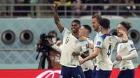 Pada menit ke-70 Timnas Inggris melakukan 4 pergantian pemain sekaligus, di antarnya dengan memasukkan Marcus Rashford. Belum semenit bermain, ia mampu mencetak gol kelima Three Lions melalaui sepakan kaki kiri dari dalam kotak penalti. (AP/Frank Augstein)