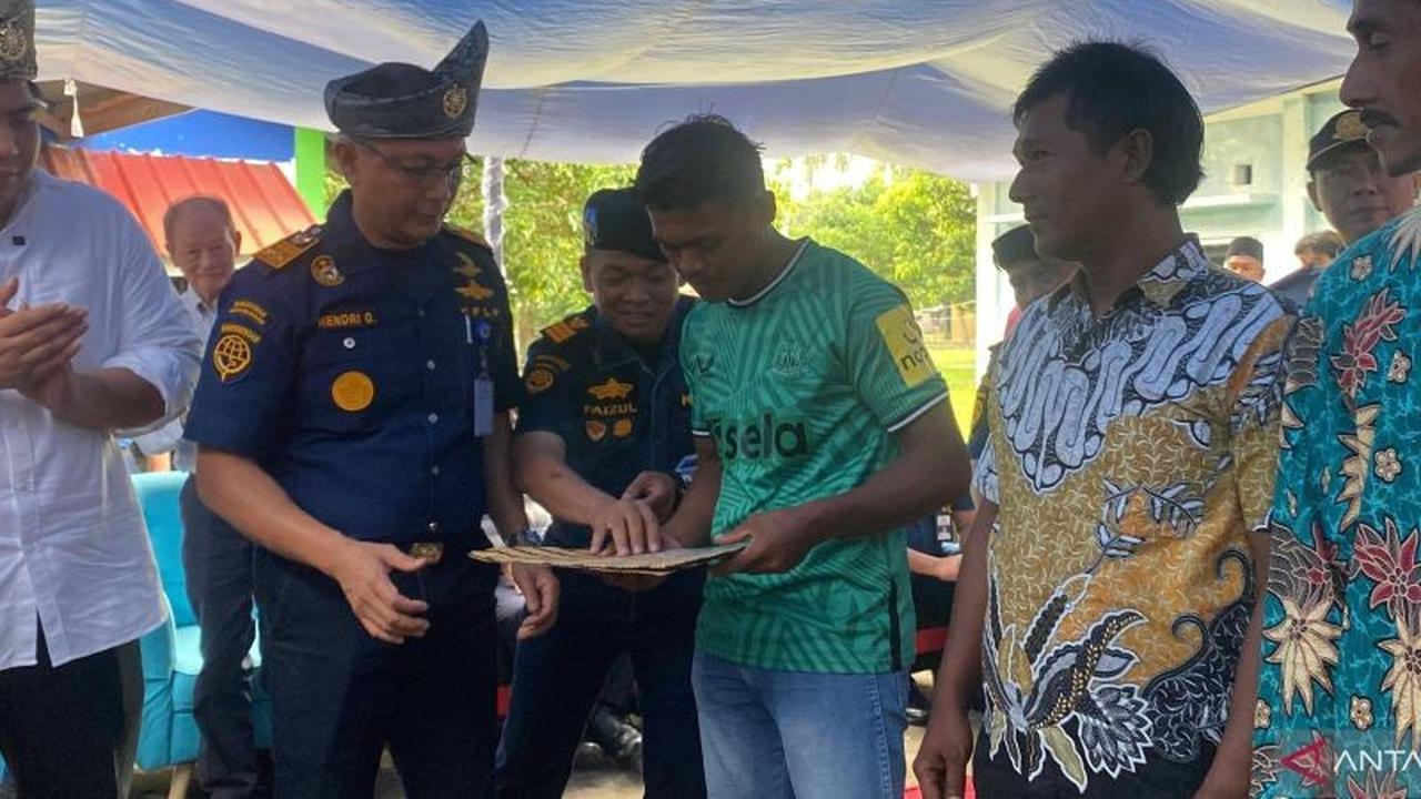 230 Life Jacket Dibagikan! Kemenhub dan Pemkab Bintan Kampanyekan Keselamatan Pelayaran Nelayan di Pulau Pangkil