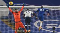 Kiper Tottenham Hotspur, Hugo Lloris, membuat penyelamatan dari tandukan gelandang Chelsea, Christian Pulisic (kanan), dalam laga lanjutan Liga Inggris 2020/21 di Stamford Bridge, Minggu (29/11/2020) waktu setempat. Tottenham bermain imbang 1-1 dengan Chelsea. (AFP/Justin Tallis/Pool)
