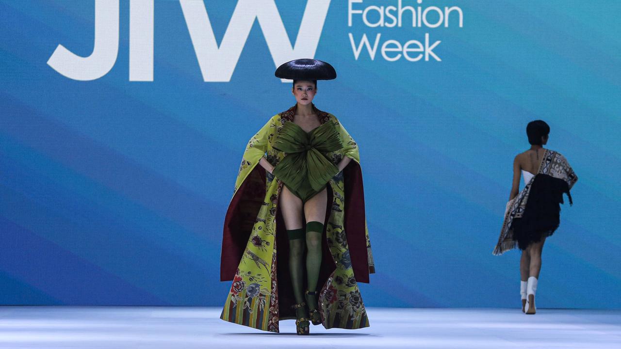 FOTO: Pesona Model Cantik Dalam Balutan Busana Karya Desainer Tanah Air di Jakarta Fashion Week 2025