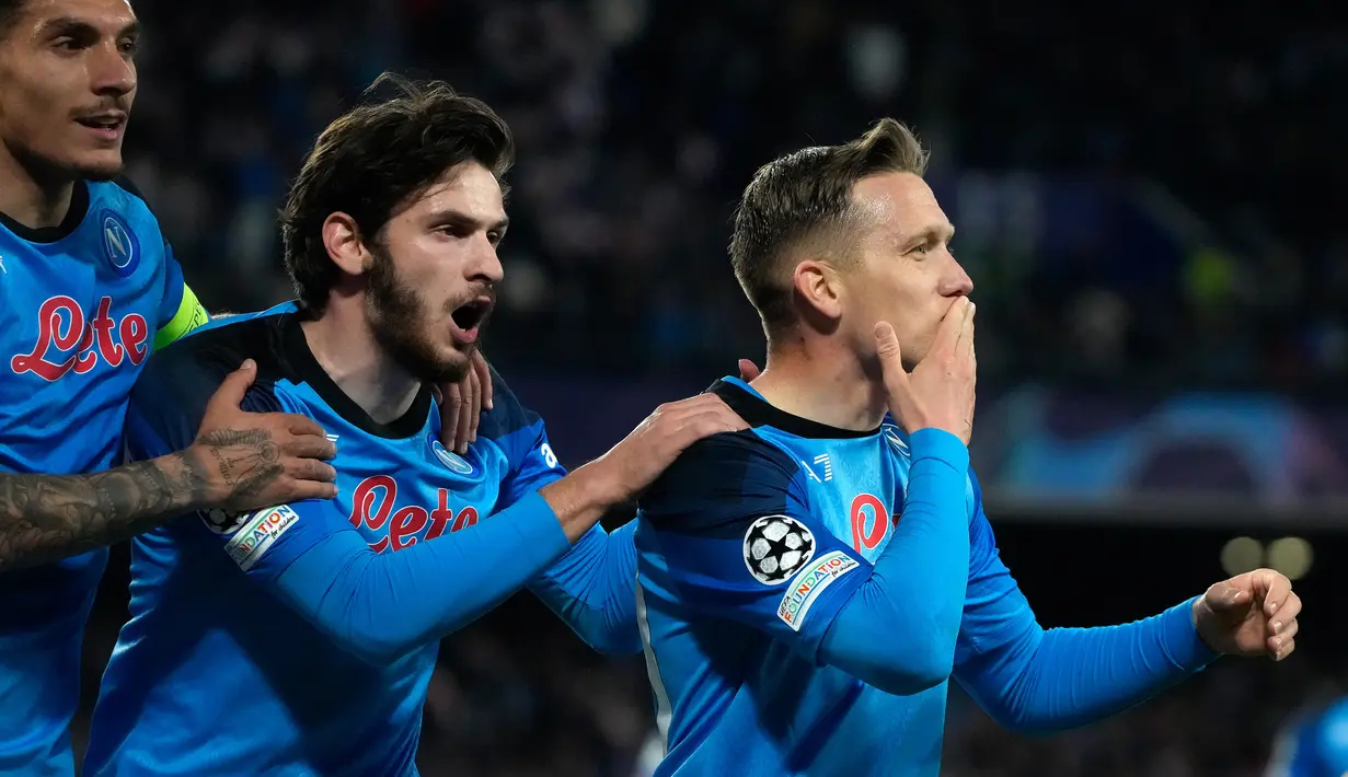 Pemain Napoli Piotr Zielinski (kanan) merayakan setelah mencetak gol ke gawang Eintracht Frankfurt pada pertandingan sepak bola leg kedua babak 16 besar Liga Champions di Stadion Diego Armando Maradona, Naples, Italia, Rabu (15/3/2023). Napoli berhasil mengalahkan Eintracht Frankfurt untuk mengamankan tiket perempat final. (AP Photo/Gregorio Borgia)