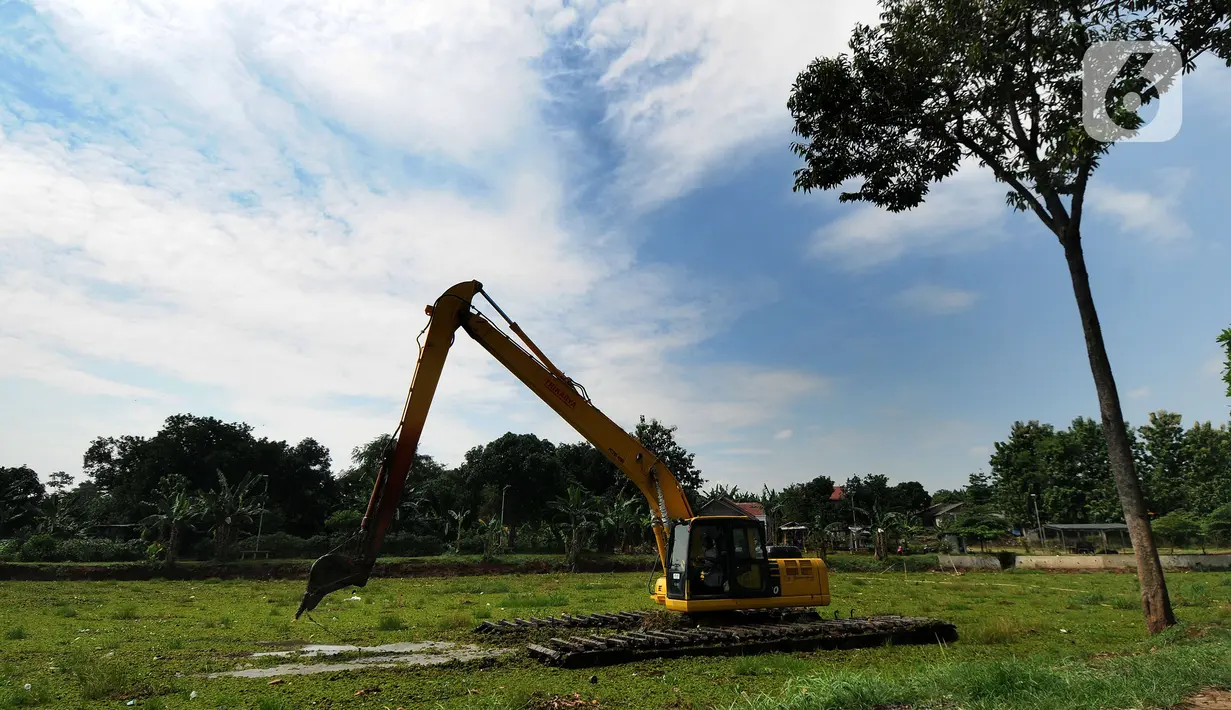 Alat berat membersihkan lumpur di Situ Tujuh Muara yang dipenuhi gulma di Depok, Jawa Barat, Senin (20/9/2021). Situ Tujuh Muara yang awalnya luasnya 30 hektar kini menyusut 24 hektar dengan sebagian sisinya dipenuhi tanaman gulma dan endapan lumpur. (merdeka.com/Arie Basuki)
