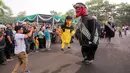 Penampilan kesenian tradisional Jawa Barat ikut memeriahkan kegiatan menggiring bola raksasa dalam rangkaian acara Trophy Experience menyambut Piala Dunia U-17 2023 di Plaza Upakarti, Soreang, Kabupaten Bandung, Minggu (22/10/2023) sore WIB. (Bola.com/Bagaskara Lazuardi)