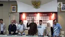Ketua Komisi Pemilihan Umum (KPU) Hasyim Asy'ari (tengah) seusai mengumumkan hasil rapat pleno Penetapan Pasangan Calon Presiden dan Wakil Presiden pada Pemilu 2024 di Gedung KPU RI, Jakarta, Senin (13/11/2023). (Liputan6.com/Faizal Fanani)