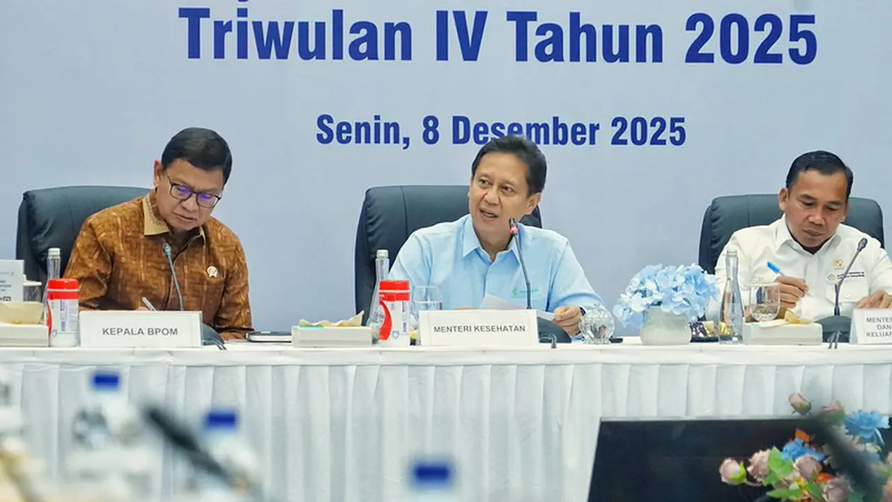 Menteri Kesehatan Budi Gunadi Sadikin (tengah) mengatakan bahwa rumah sakit di Aceh Tamiang belum bisa beroperasi penuh pasca banjir Sumatera. Ia berharap IGD di RS Aceh Tamiang bisa segera beroperasi. (Dok: Kemenkes RI)