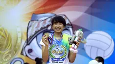Pevoli putri Jawa Barat, Yolla Yuliana saat menerima medali emas PON XIX usai mengalahkanJawa Timur di Gelora Sabilulungan Si Jalak Harupat, Kab Bandung, Rabu (28/9). Jawa Barat unggul tiga set 25-16, 25-17, 25-21. (Liputan6.com/Helmi Fithriansyah)