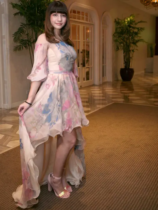 Melihat kondisi Cassandra Lee yang terus menangis, akhirnya kru memanggil tokoh agama setempat untuk menangani wanita canti itu. Seorang Ustad pun datang dan berusaha untuk mengatasi Cassie yang histeris. (Nurwahyunan/Bintang.com)