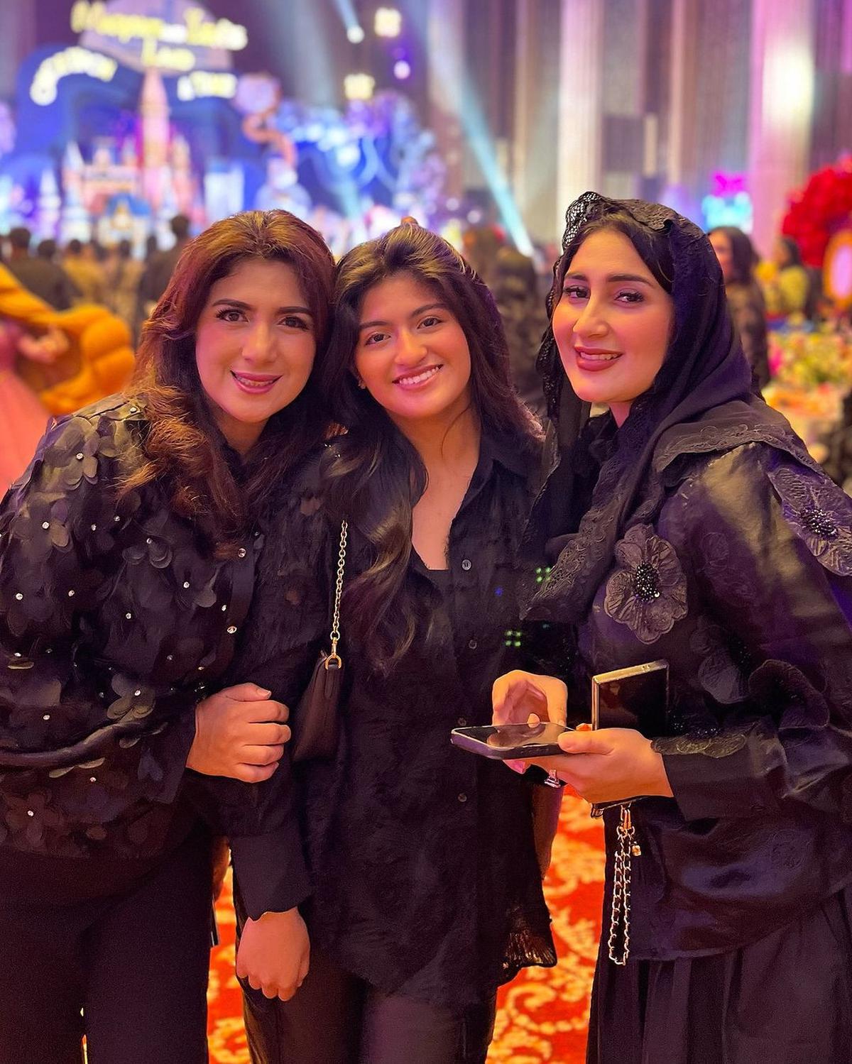 7 Potret Tania Nadira Bersama Ibu dan Adik yang Cantik Semua