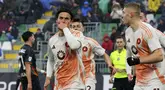 Ketika Roma Paulo Dybala merayakannya setelah mencetak tendangan penalti di pertandingan liga Italia 2024/2025 melawan Venezia di Dermaga Luigi Penzo Stadium, Venice, Italia, Minggu (10/02/2025). (Foto AP/lapresse/Paola Garbuio)