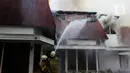 Petugas Pemadam Kebakaran dan Penyelamatan melakukan pemadaman api di salah satu rumah kawasan Menteng, Jakarta, Selasa (9/7/2024). (Liputan6.com/Herman Zakharia)
