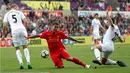 Pemain Swansea City melanggar pemain Liverpool, Roberto Firmino, dalam laga Premier League, di Liberty Stadium, Sabtu (1/10/2016). (Action Images via Reuters/John Sibley)