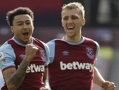 Gelandang West Ham United, Jesse Lingard (kiri) melakukan selebrasi usai mencetak gol kedua timnya ke gawang Tottenham Hotspur dalam laga lanjutan Liga Inggris 2020/21 pekan ke-25 di The London Stadium, Minggu (21/2/2021). West Ham menang 2-1 atas Tottenham. (AFP/Kirsty Wigglesworth/Pool)