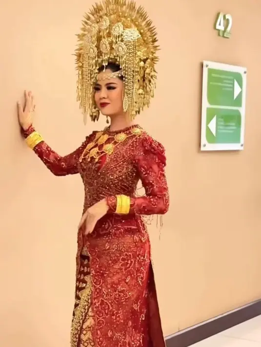 Potongan kebaya dibuat fit-to-body, membentuk siluet tubuh yang anggun, sementara bagian ekor yang menjuntai memberikan kesan dramatis yang tetap elegan. [@indahtrp].