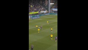 Tekel horor Justin Hubner terhadap Lewis Holtby. (Dok. X/ESPN NL)