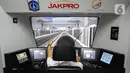 Seorang masinis mengoperasikan simulator kereta Light Rail Vehicle (LRT) Back up Operation Control Centre (BOCC) di Main Control Center (MCC) Depo LRT di Pegangsaan Dua, Kelapa Gading, Jakarta Utara, Kamis (21/12/2023). (Liputan6.com/Faizal Fanani)