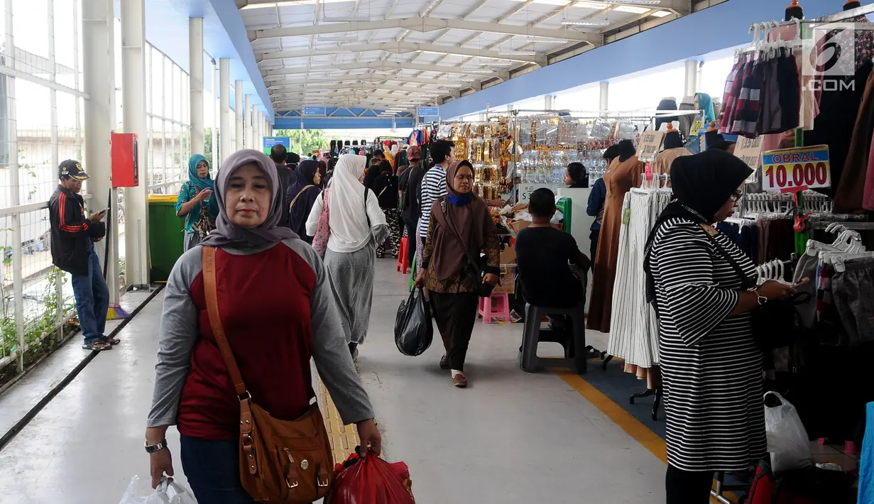 Pejalan kaki berjalan di jembatan penyeberangan multiguna (JPM) atau Skybridge Tanah Abang, Jakarta, Kamis (7/2). Mulai 7 Februari 2019, pejalan kaki dilarang melewati Jalan Jatibaru yang ada di bawah Skybridge Tanah Abang. (Liputan6.com/Herman Zakharia)